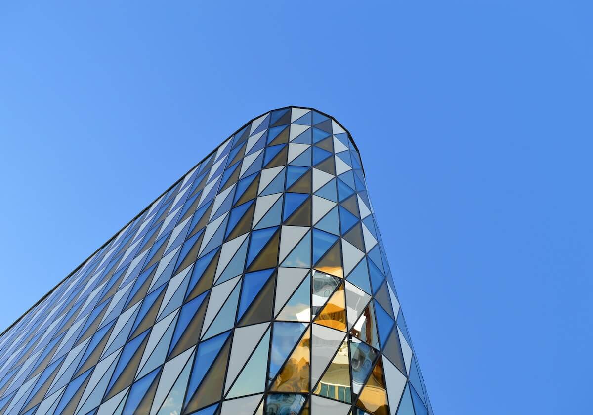 多古本想直接走过球迷，但在其母亲要求下为球迷进行签名